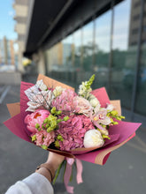 Buchet “Lora” cu hortensie, bujori și trandafiri